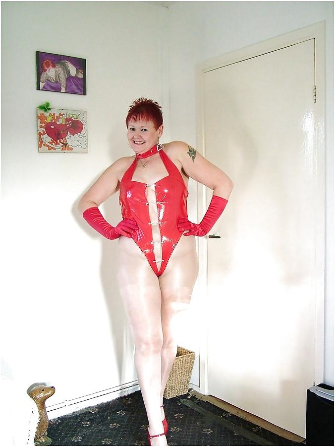 19P Moms ladys in latex pvc outfith upload helle
