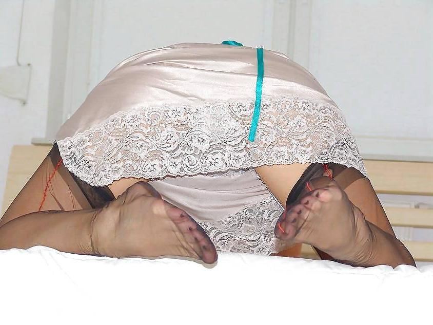 25P Kelly Dee in ff nylon stockings and heels in bed