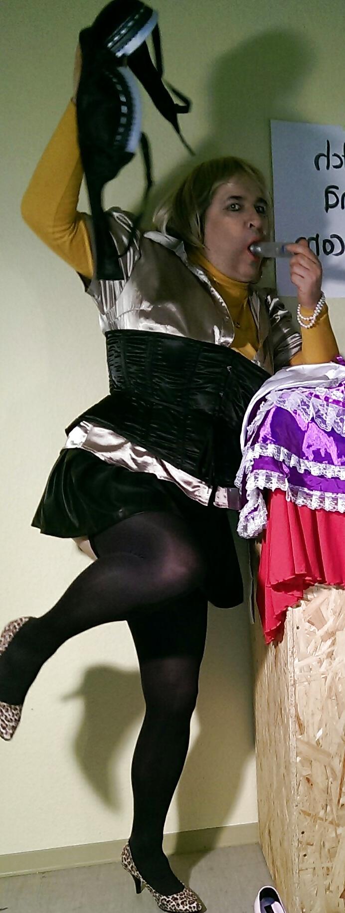 12P JoHanna mit ihren geilen Satin-Schlampen Klamotten