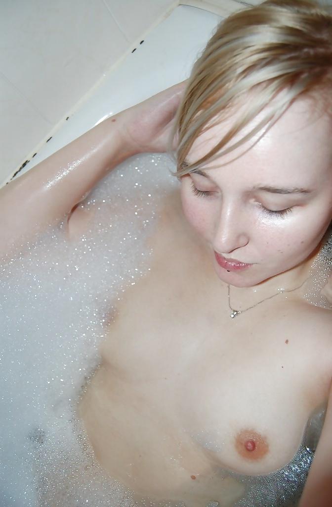 25P Blonde bi-teen posing