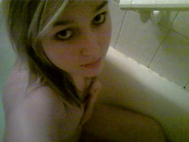 25P Blonde bi-teen posing