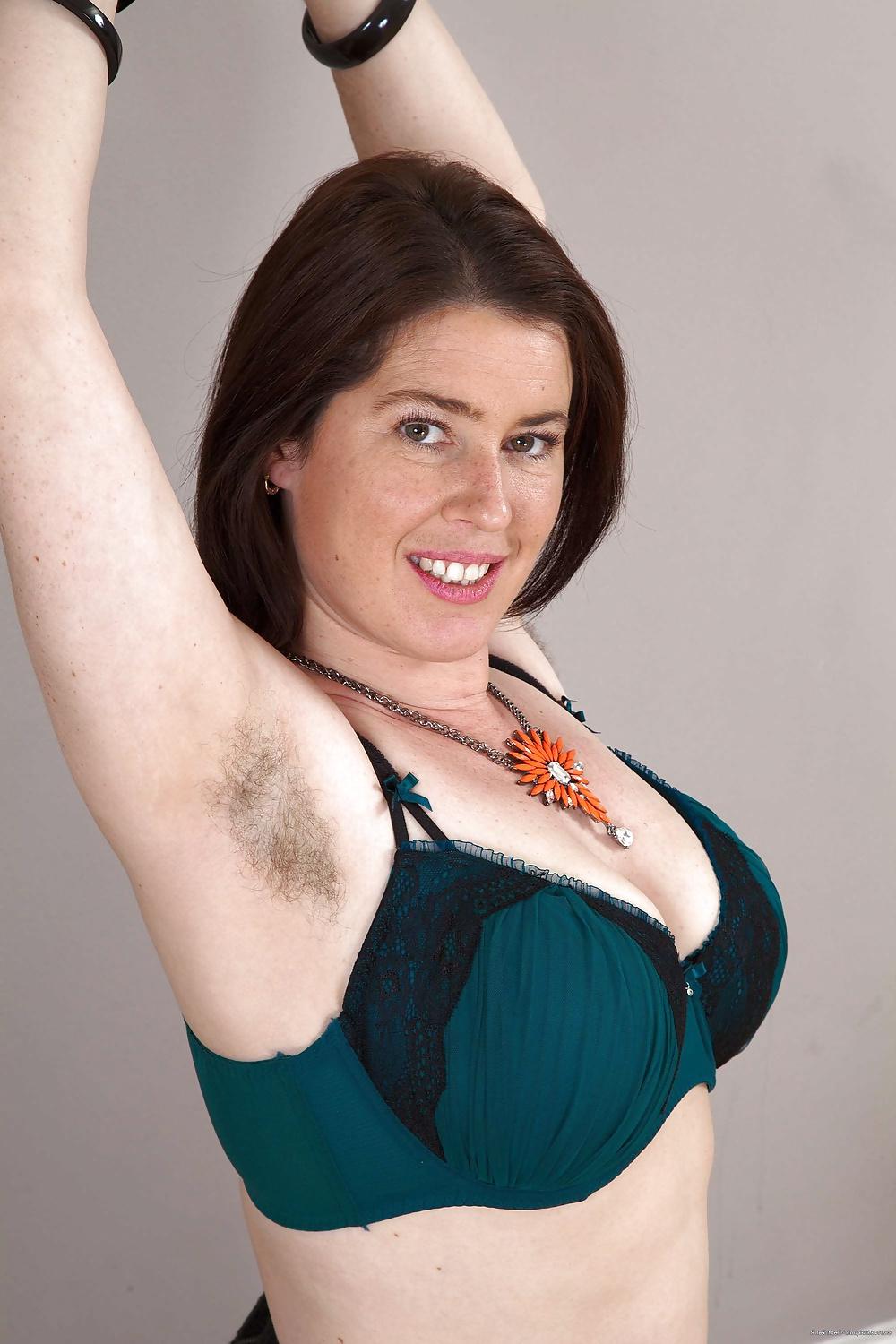 25P Beautiful Hairy Pussy Saggy Tits