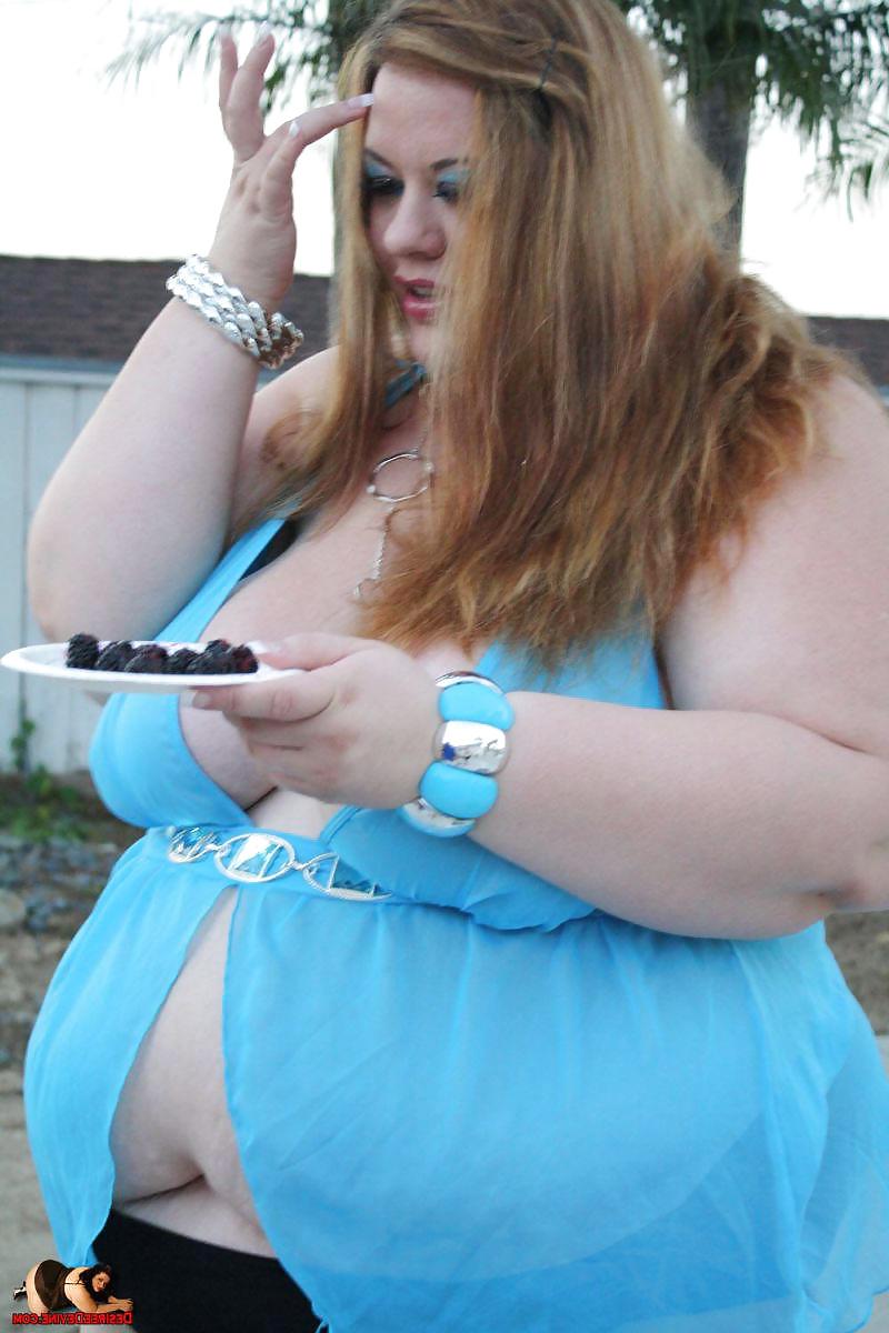 25P Mpl75 bbw: watching them eat