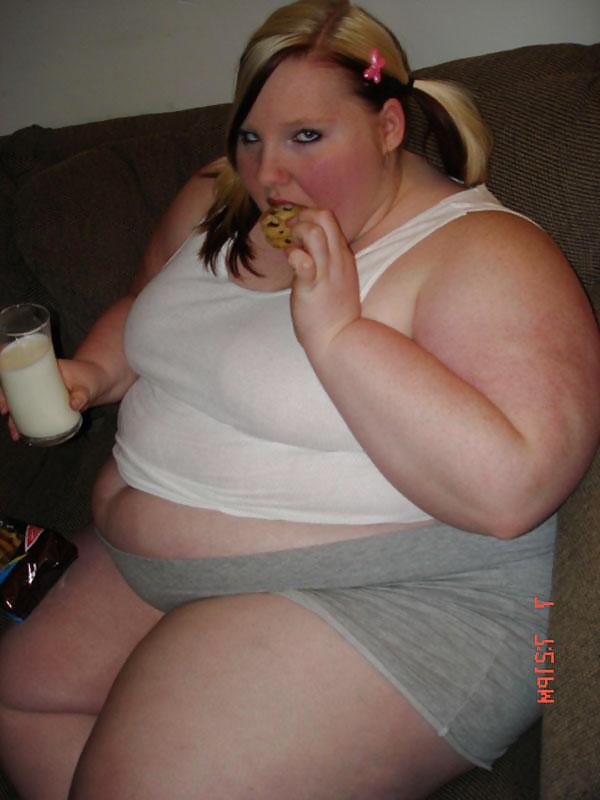 25P Mpl75 bbw: watching them eat