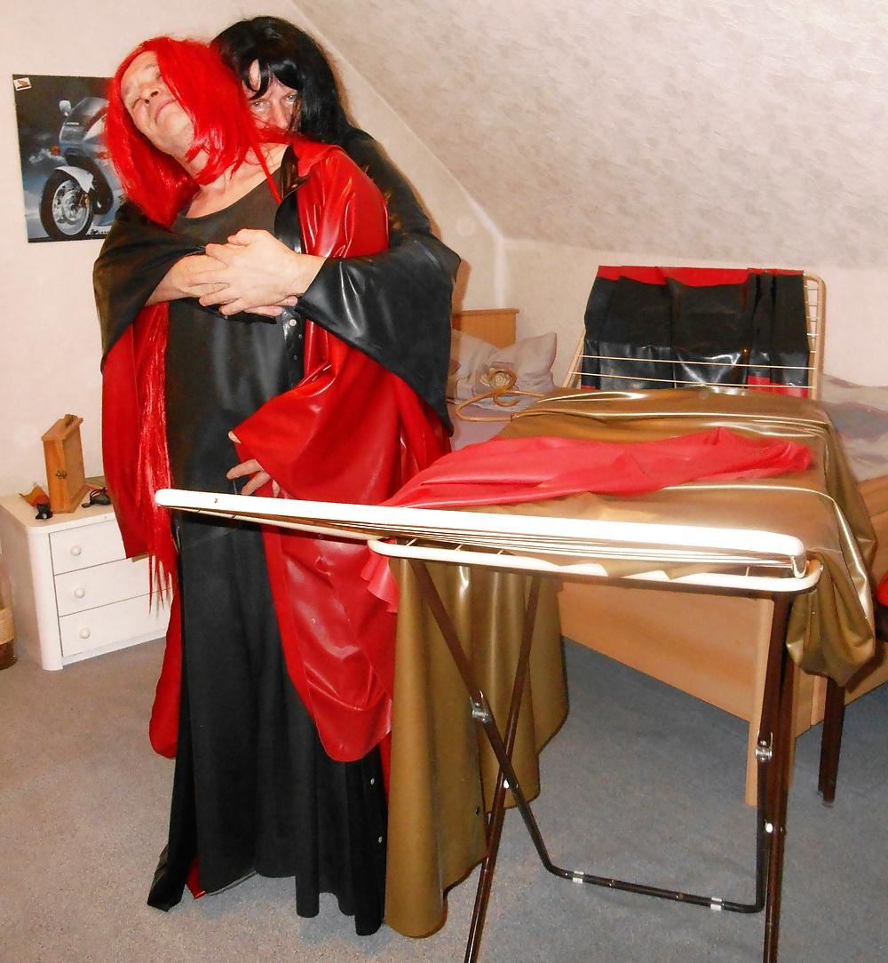 4P Wir zwei in unseren verschwenderisch weiten Latex Fummel