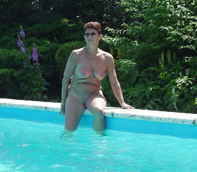 25P Mature Nudist Ladies 13