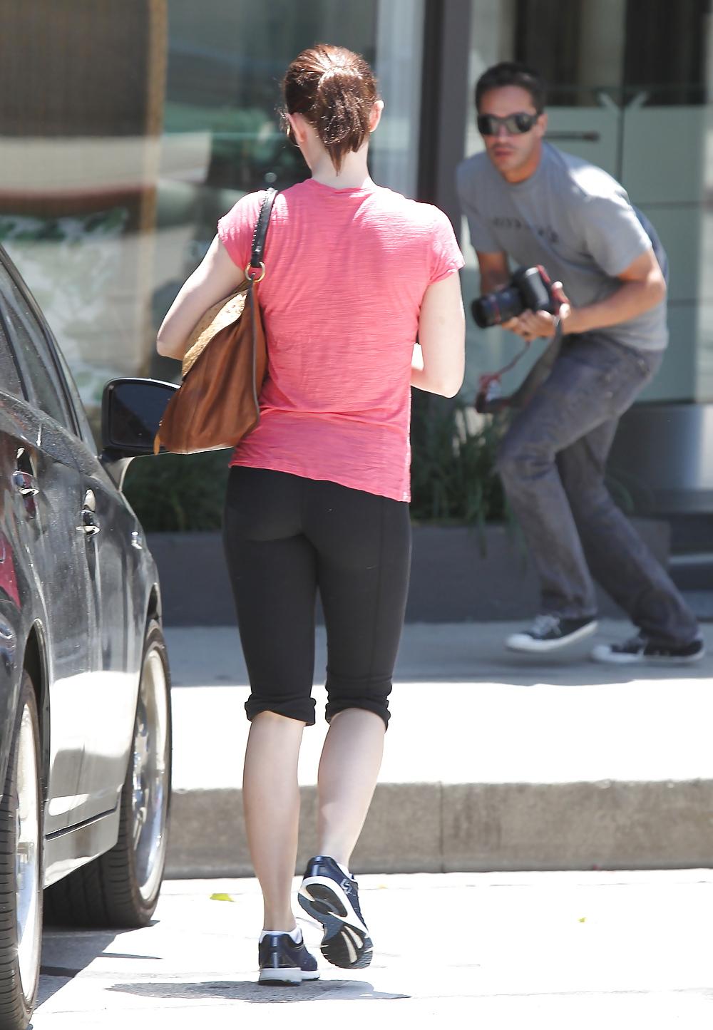 20P Emily Blunt in tights at a gym in Beverly HillsEmily Blunt