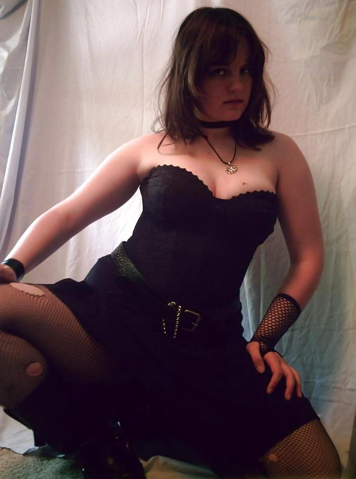 12P Chubby gothic's first time exposing herself on the internet