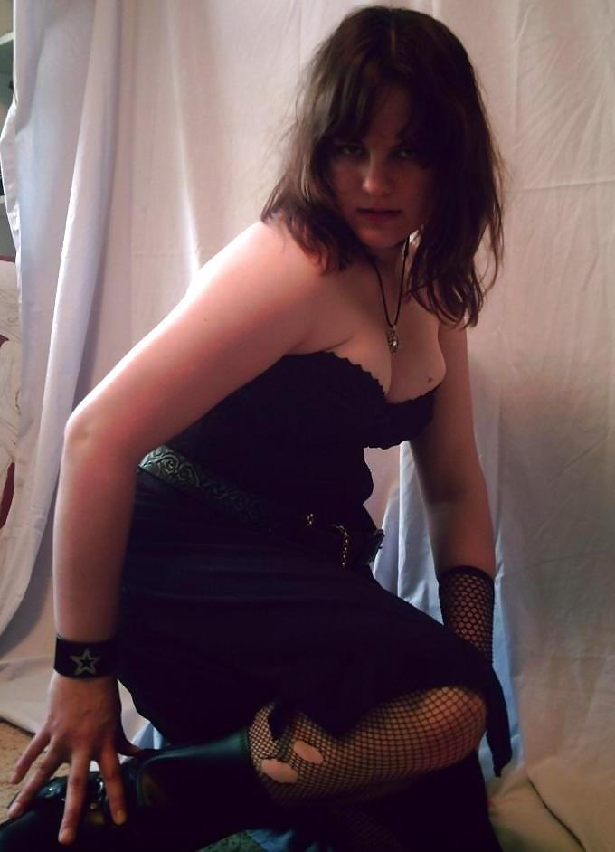 12P Chubby gothic's first time exposing herself on the internet