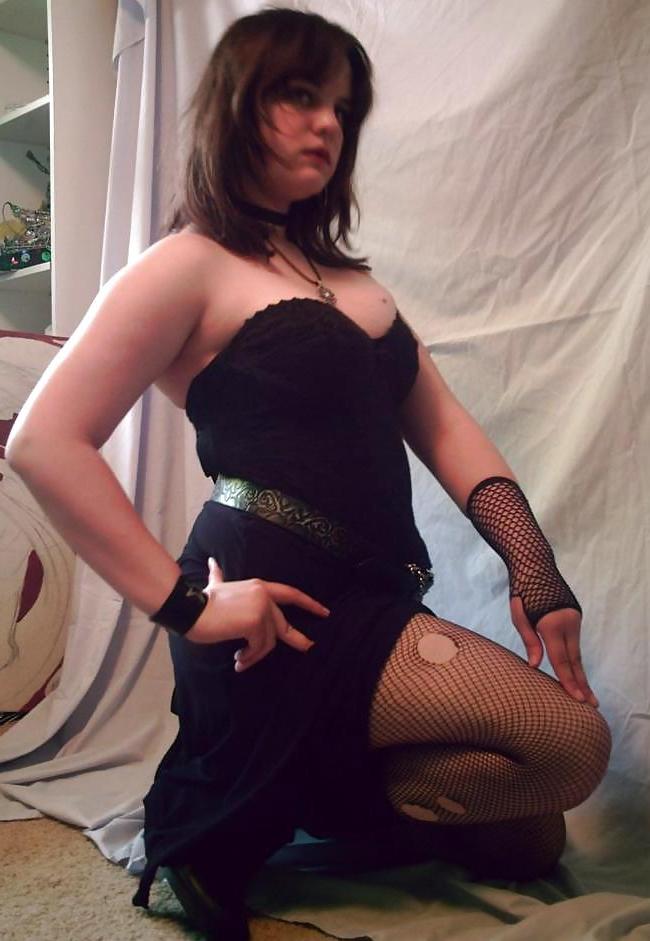 12P Chubby gothic's first time exposing herself on the internet
