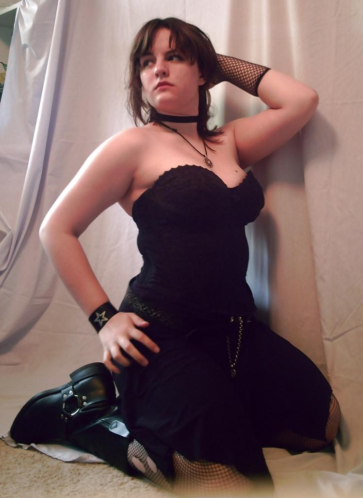 12P Chubby gothic's first time exposing herself on the internet