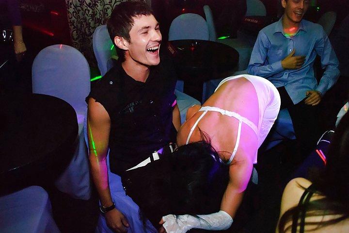25P Stripperinnen sind im russischen Club wild geworden