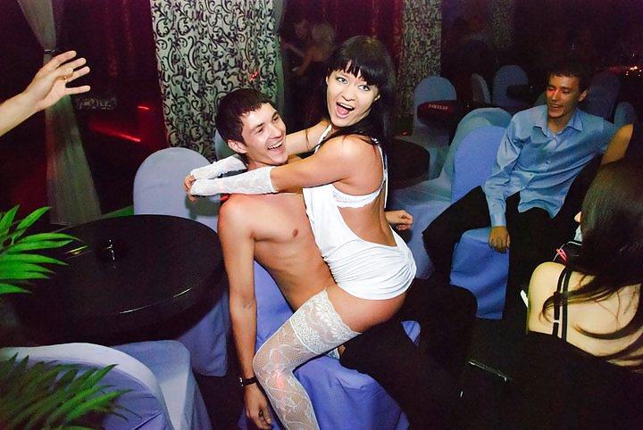 25P Stripperinnen sind im russischen Club wild geworden