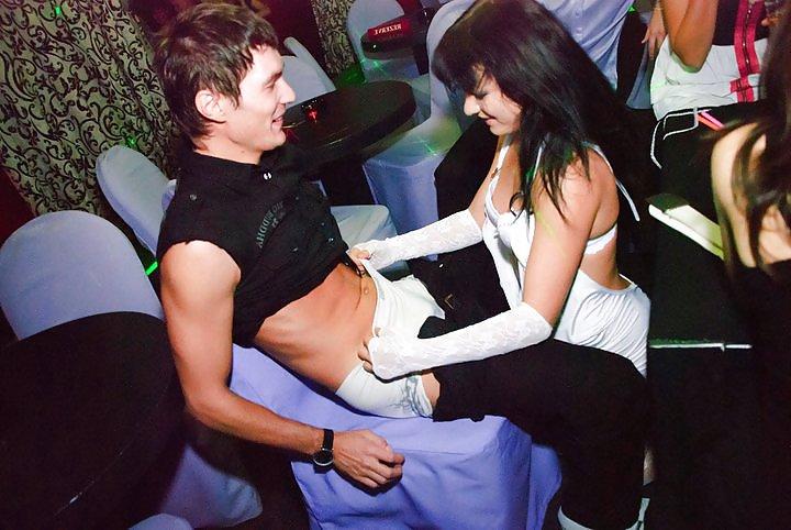 25P Stripperinnen sind im russischen Club wild geworden