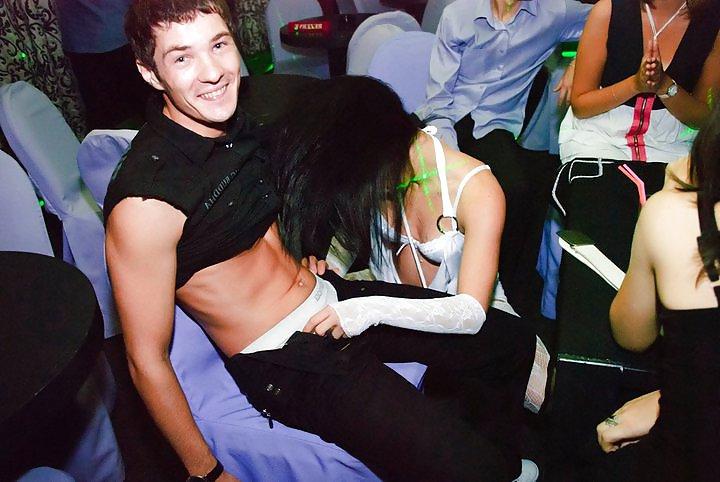 25P Stripperinnen sind im russischen Club wild geworden