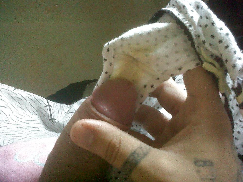 20P Me wanking into my 18yr old friends used knickers 