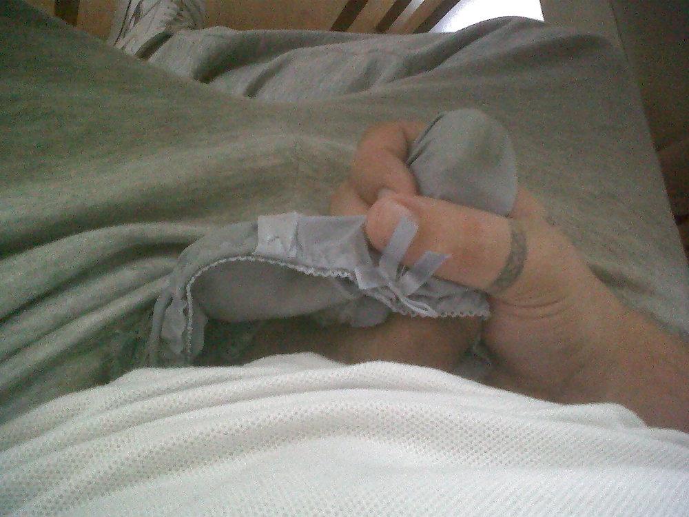 20P Me wanking into my 18yr old friends used knickers 