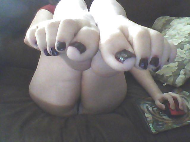 9P Sexy amateur feet