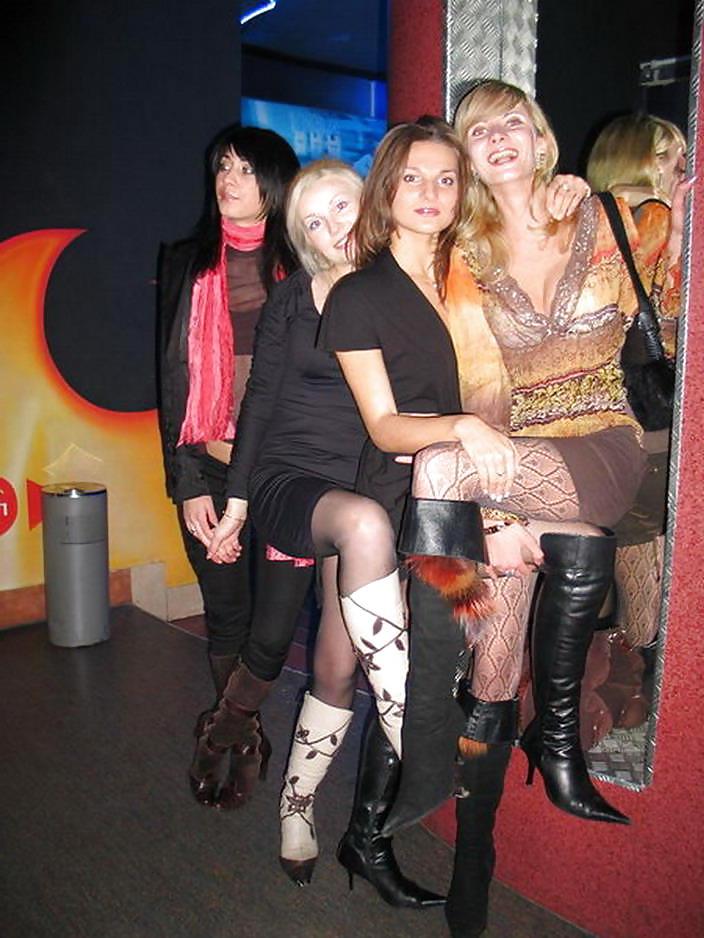 25P Nylon - upskirt - leg2