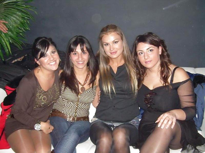 25P Nylon - upskirt - leg2