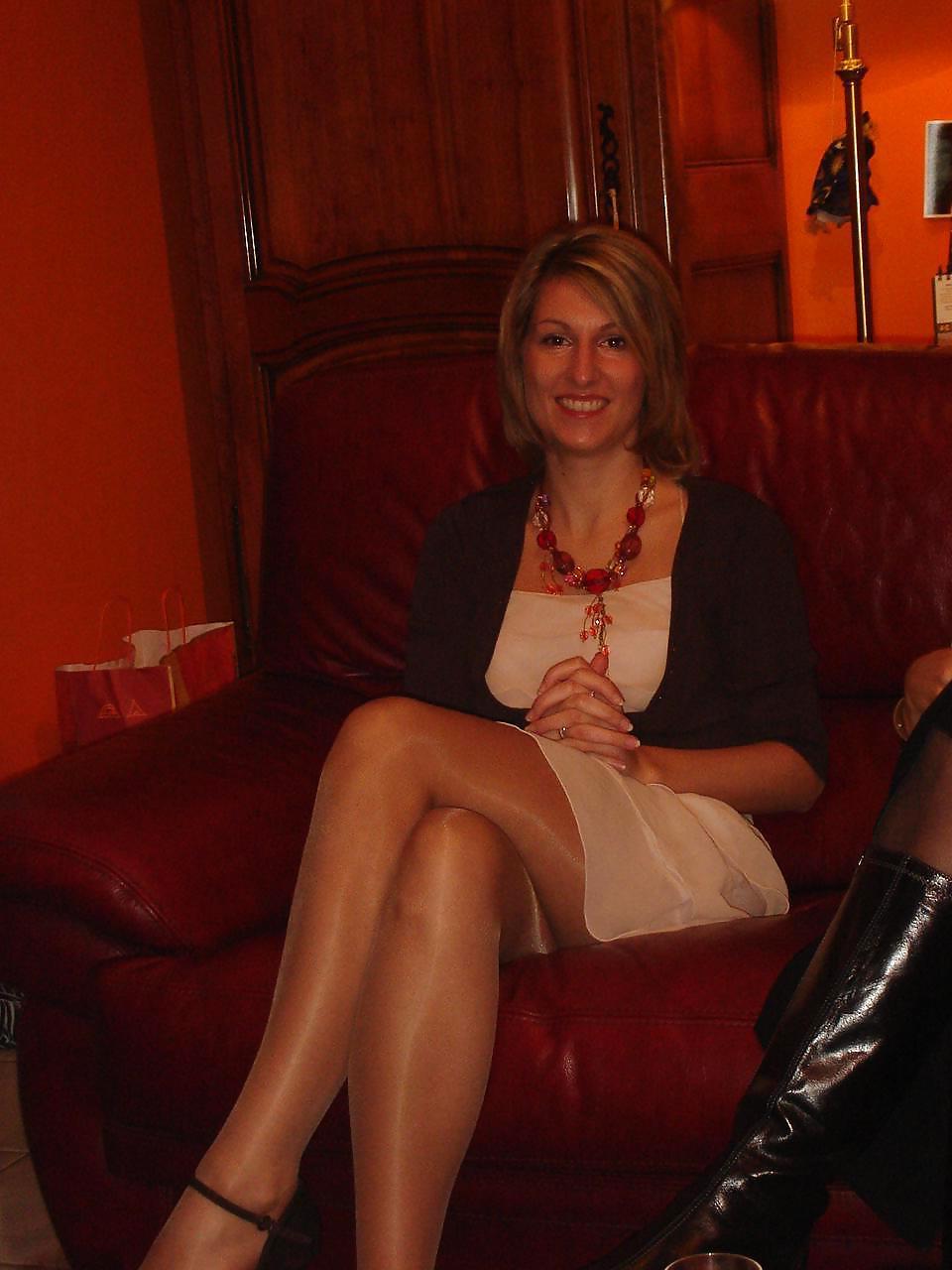 25P Nylon - upskirt - leg2