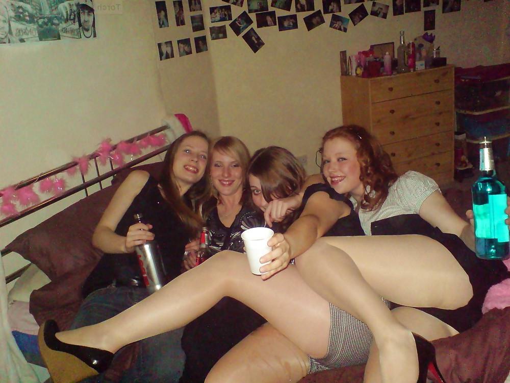 25P Nylon - upskirt - leg2