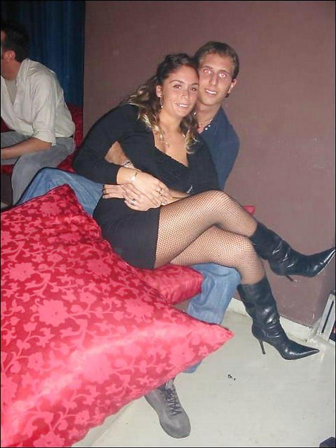 25P Nylon - upskirt - leg2
