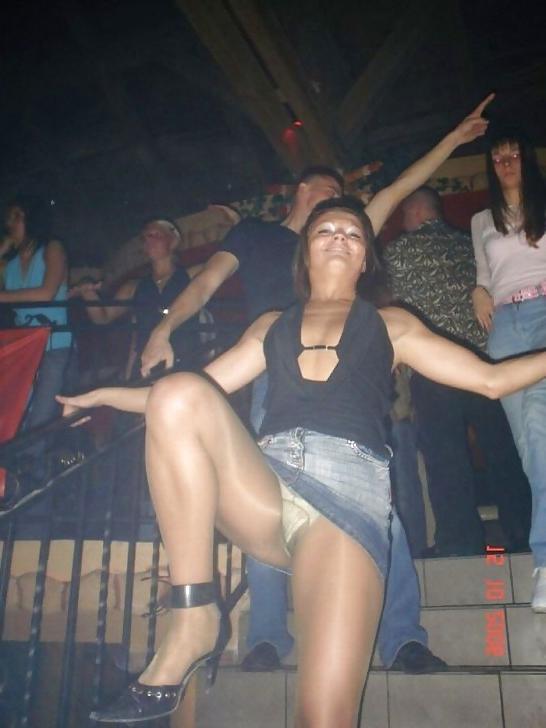 25P Nylon - upskirt - leg2