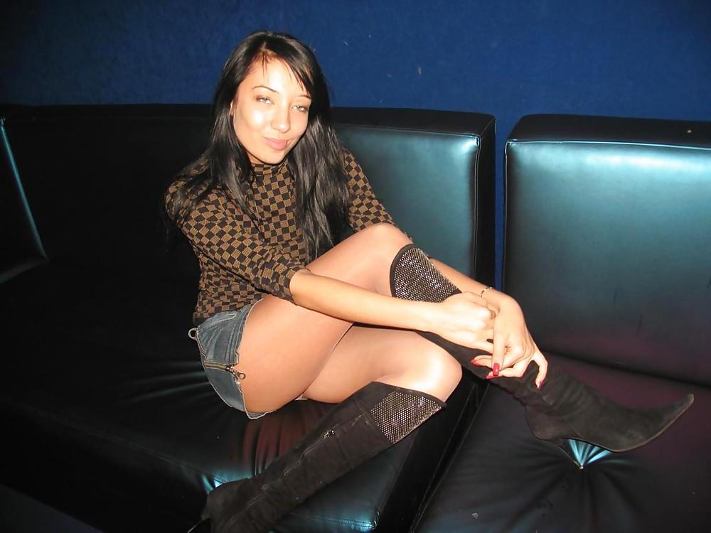 25P Nylon - upskirt - leg2
