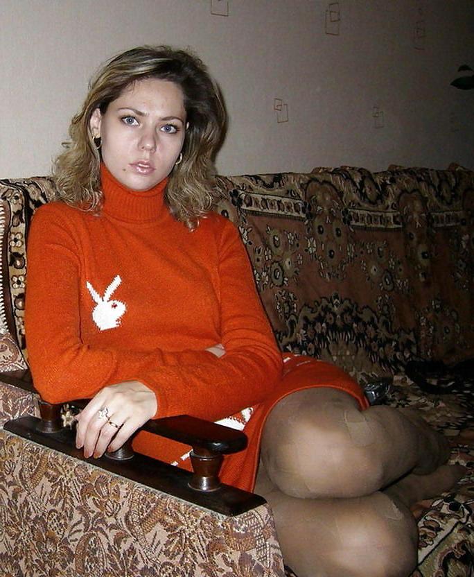 25P Nylon - upskirt - leg2