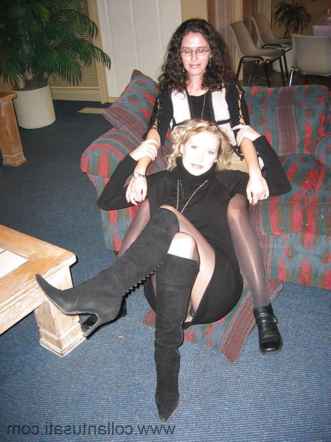 25P Nylon - upskirt - leg2