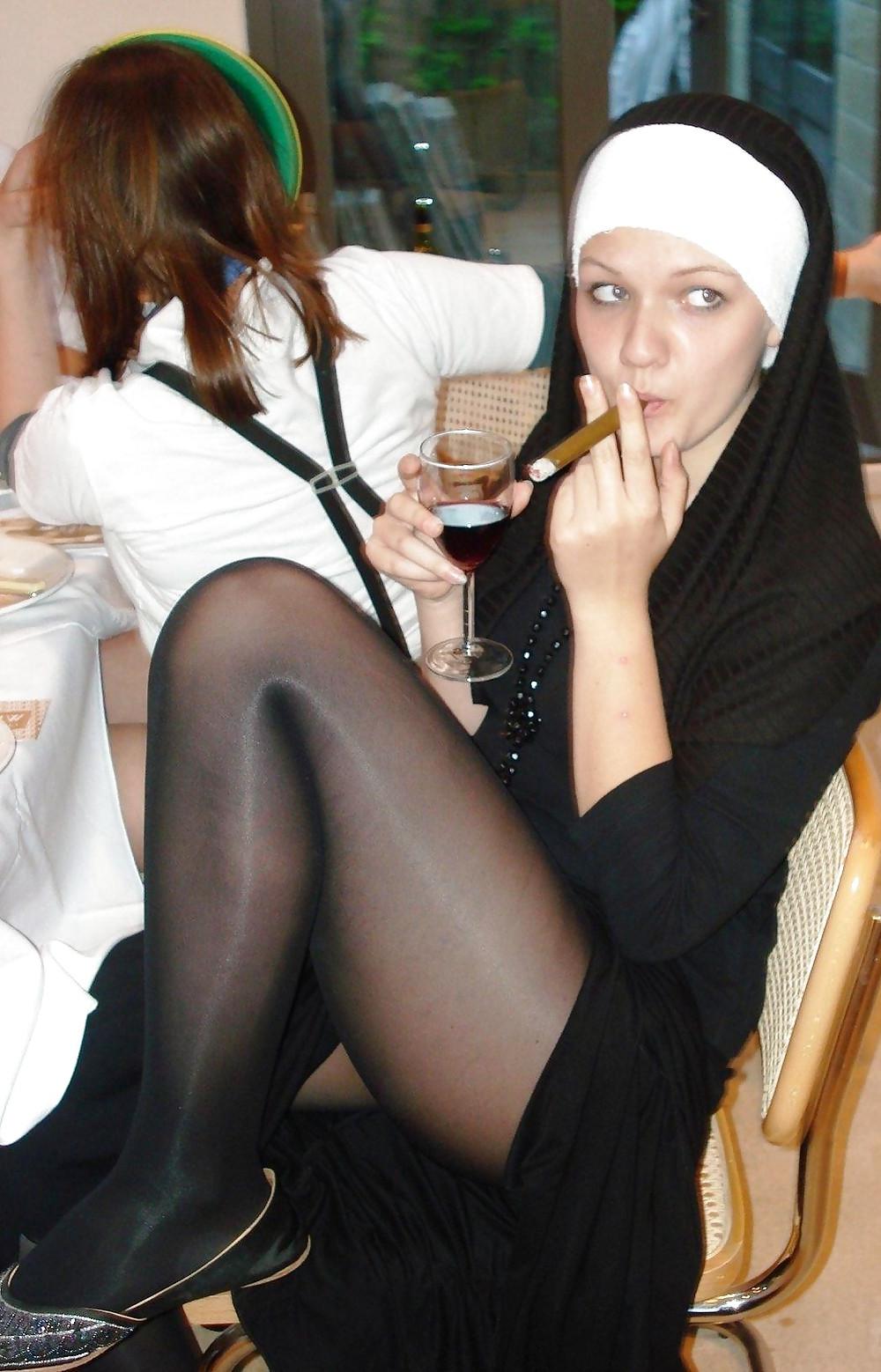 25P Nylon - upskirt - leg2