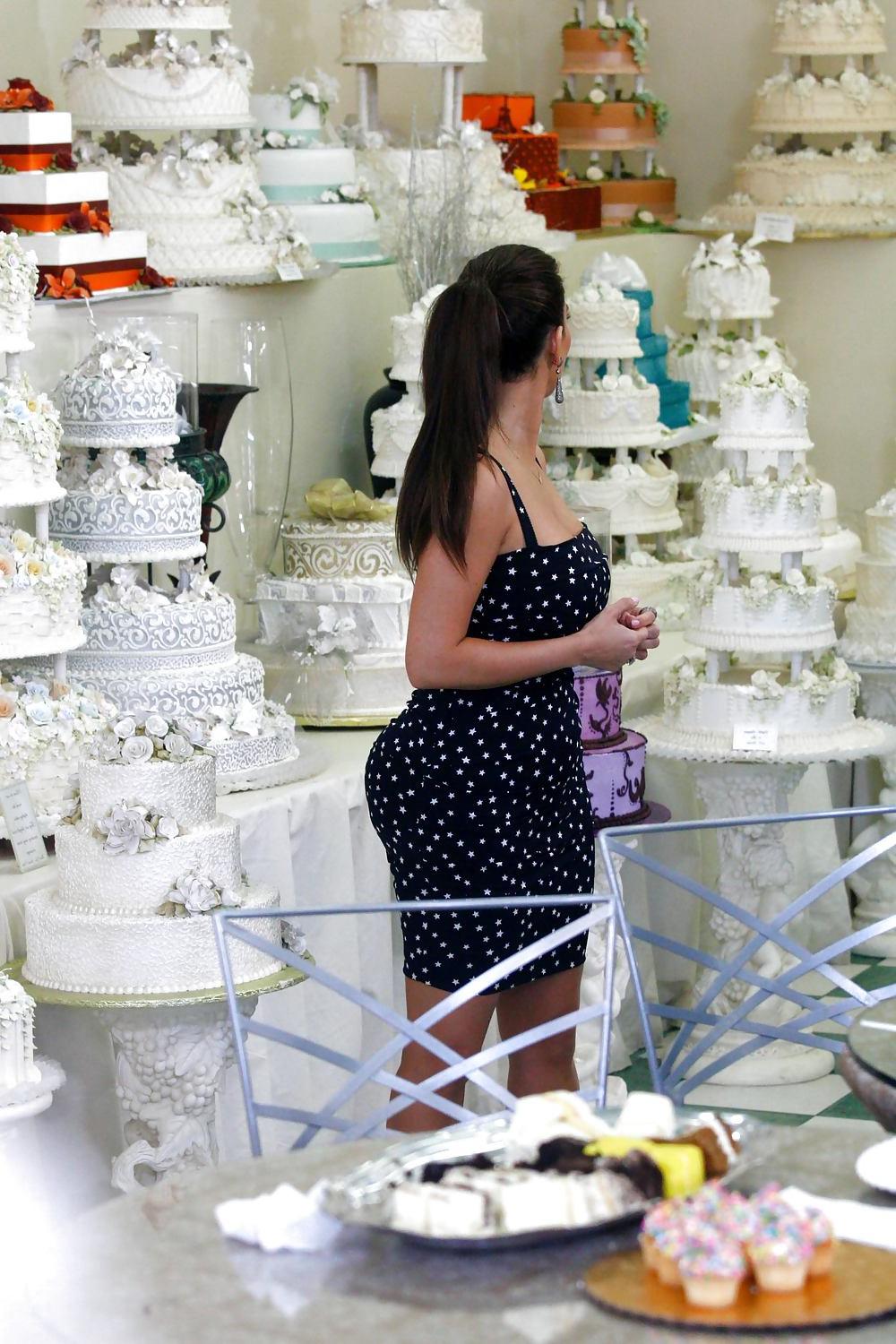 25P Kim Kardashian Looking for a wedding cake 