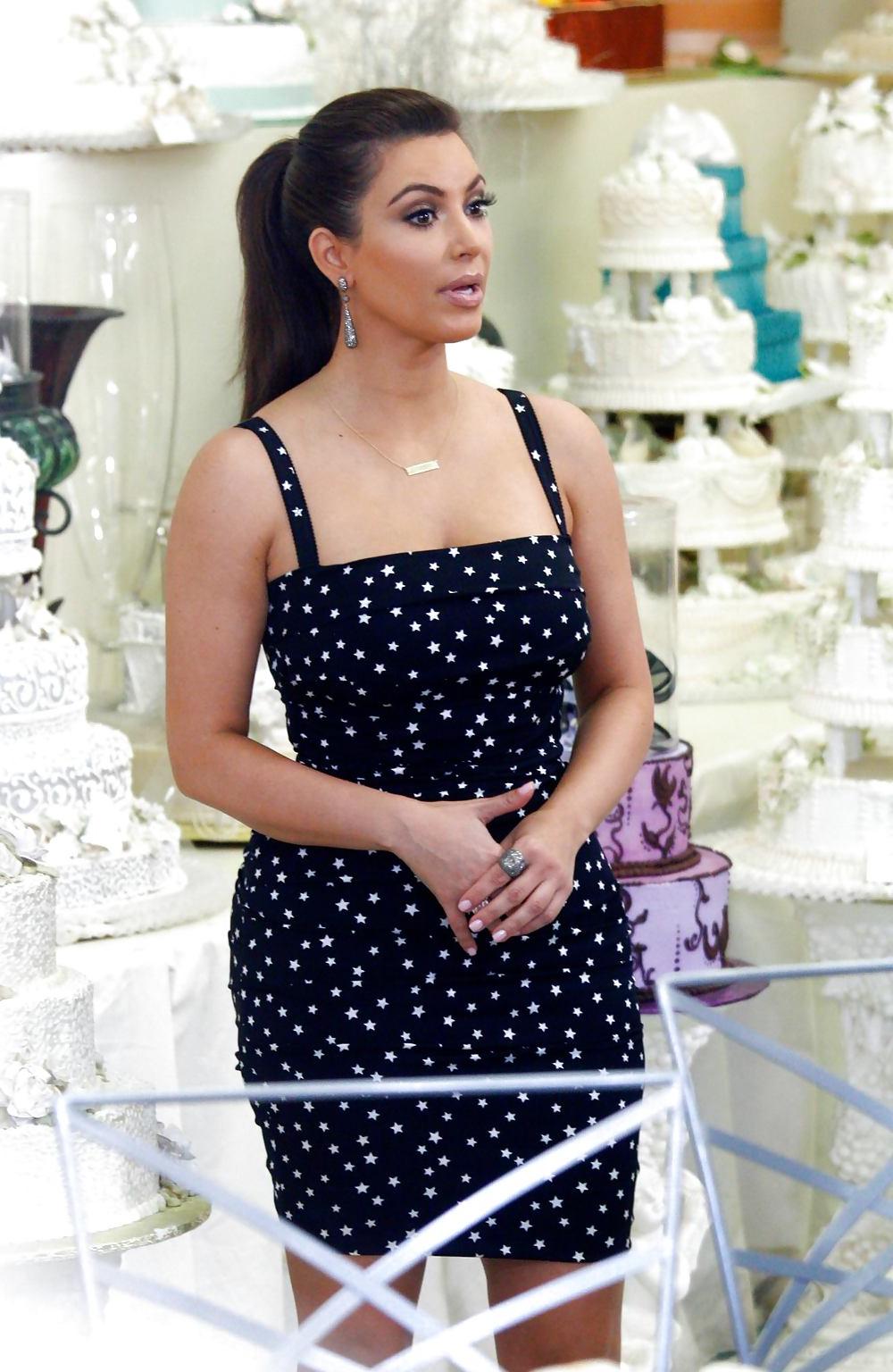 25P Kim Kardashian Looking for a wedding cake 