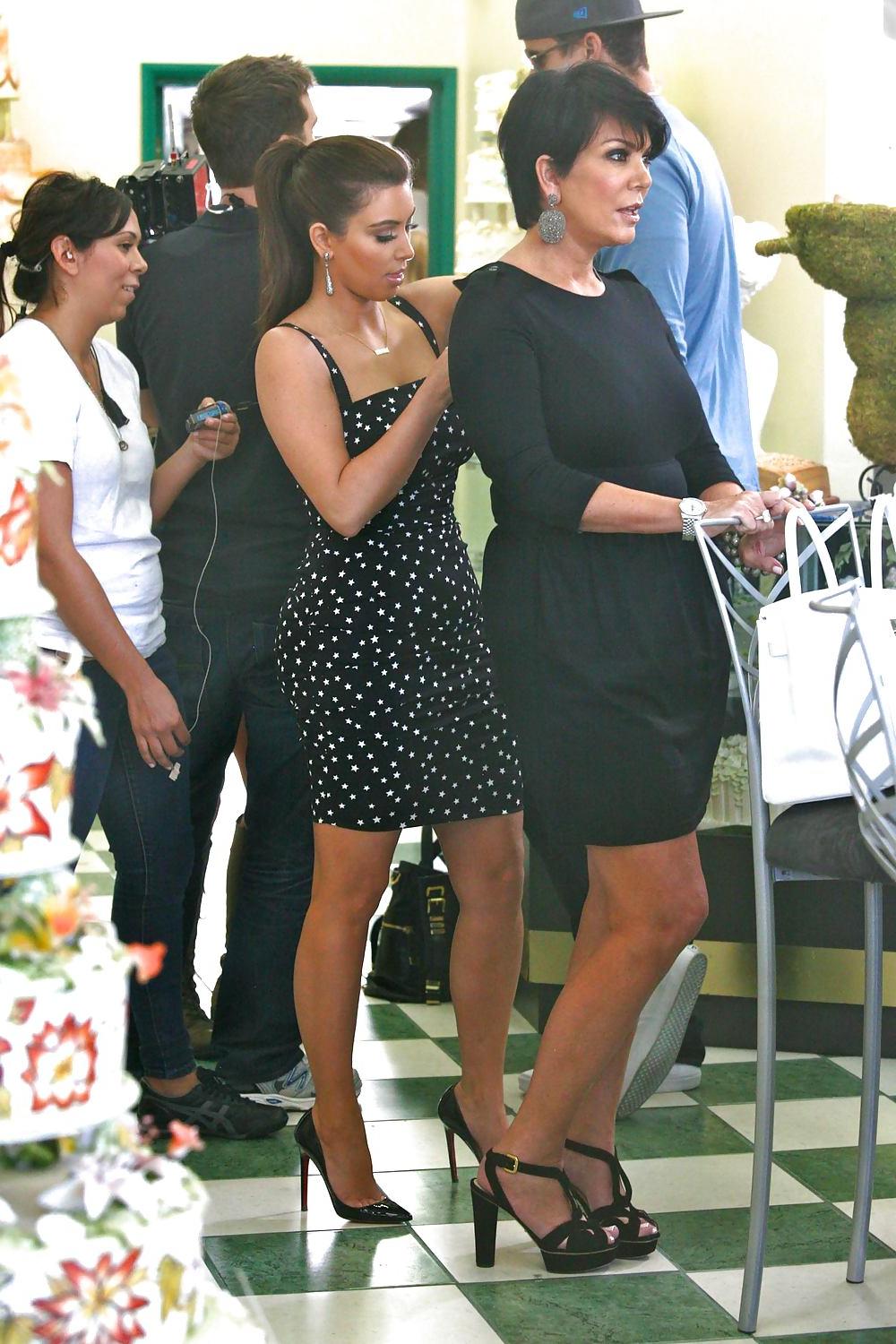 25P Kim Kardashian Looking for a wedding cake 