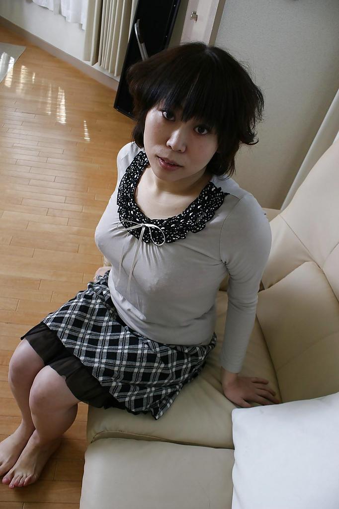 16P Asian milf Yoshiko Sakai takes a bath and demonstrates small tits