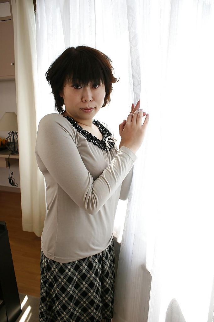 16P Asian milf Yoshiko Sakai takes a bath and demonstrates small tits