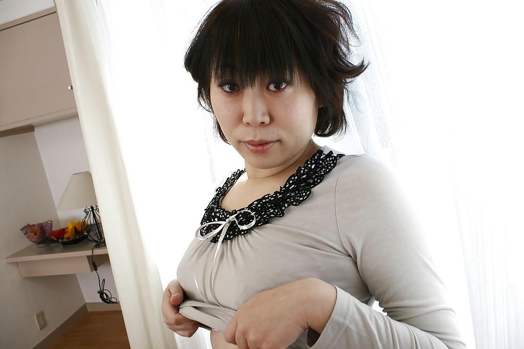 16P Asian milf Yoshiko Sakai takes a bath and demonstrates small tits