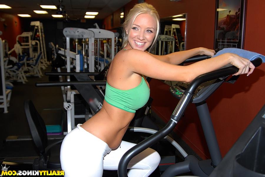 16P Insanely hot blonde exposing her perfect fucking body in the gym