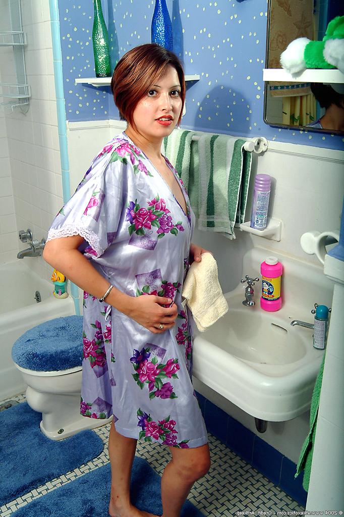 16P Amateur redhead Daphne displaying big wet breasts in bathtub