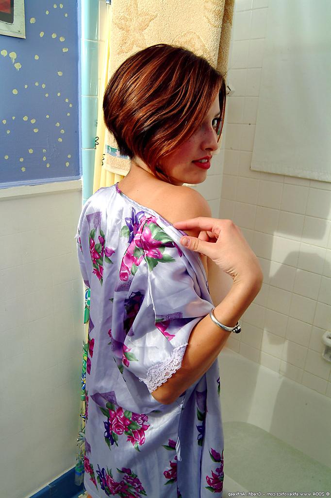 16P Amateur redhead Daphne displaying big wet breasts in bathtub