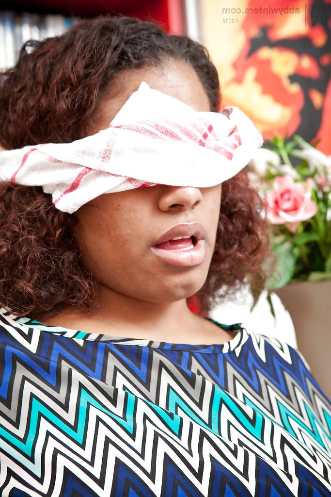 16P Black lesbian Nayomi is blindfolded by white lesbian Annabelle Lee