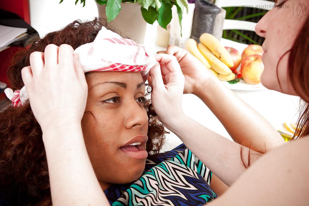 16P Black lesbian Nayomi is blindfolded by white lesbian Annabelle Lee