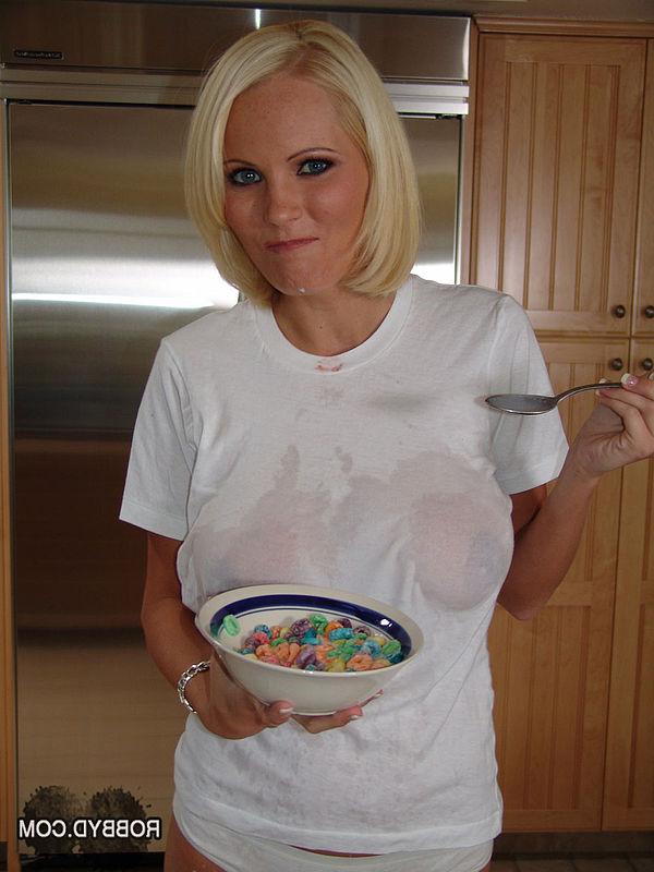 16P Smiley blonde seductress revealing her gorgeous tits and making them wet
