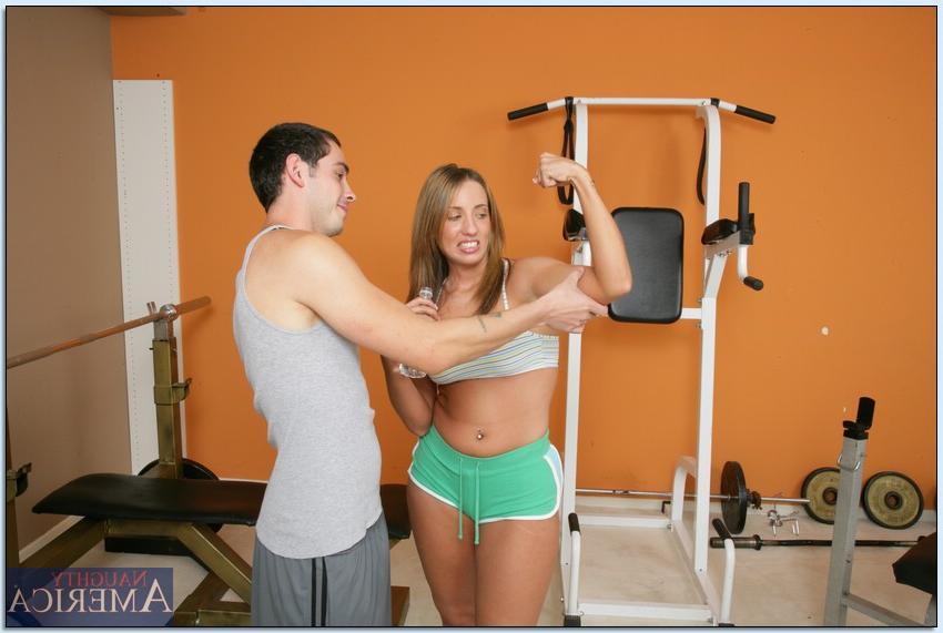 16P Das geschwollene Babe Kelly Divine wird von ihrem Trainer erregt und will ihn ficken