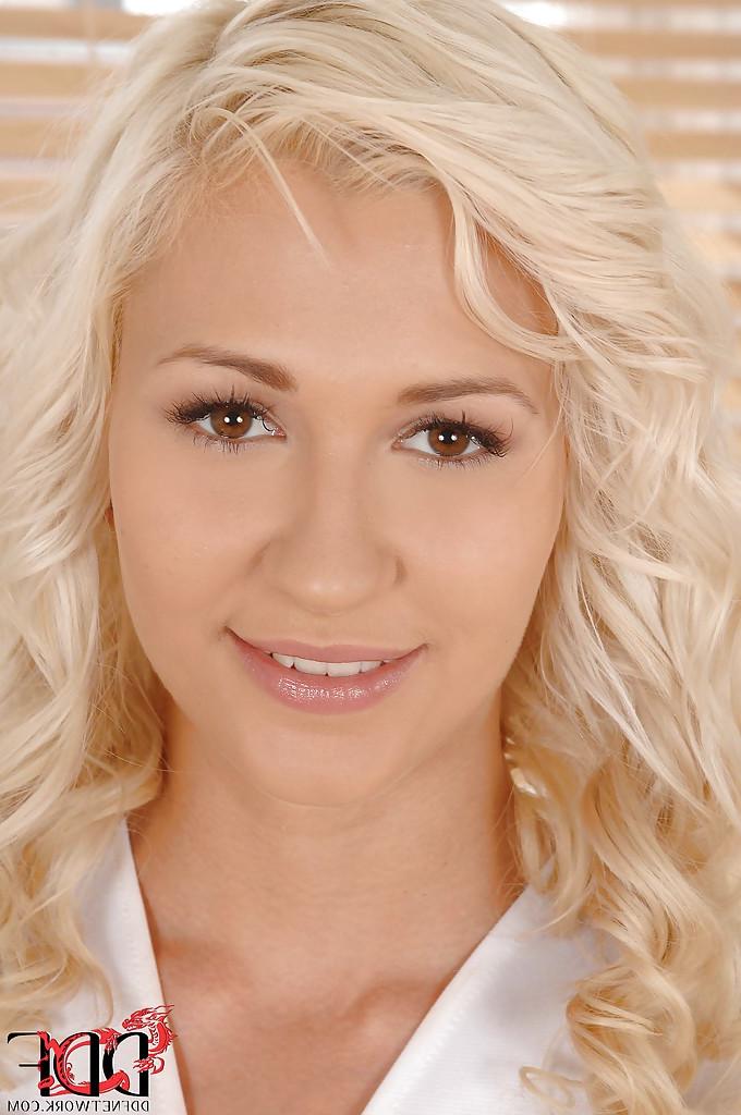 16P Blonde cheerleader teen Tracy Lindsay takes off her sexy clothes
