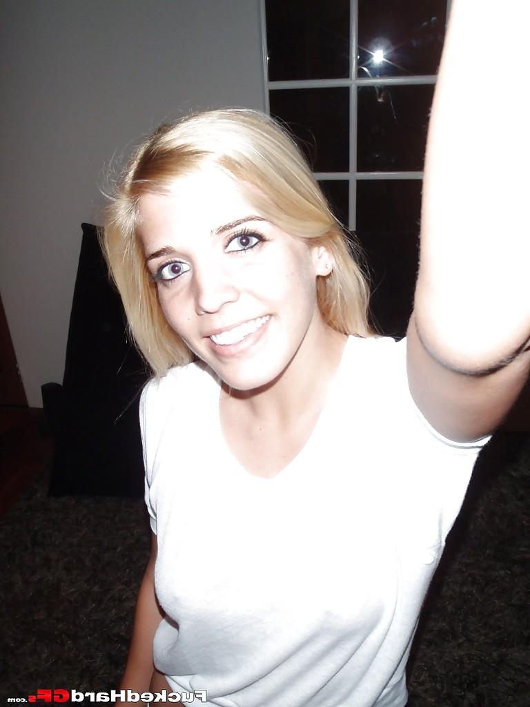 16P Blondine macht zum ersten Mal Nackt-Selfies und masturbiert Teenie-Fotzenloch