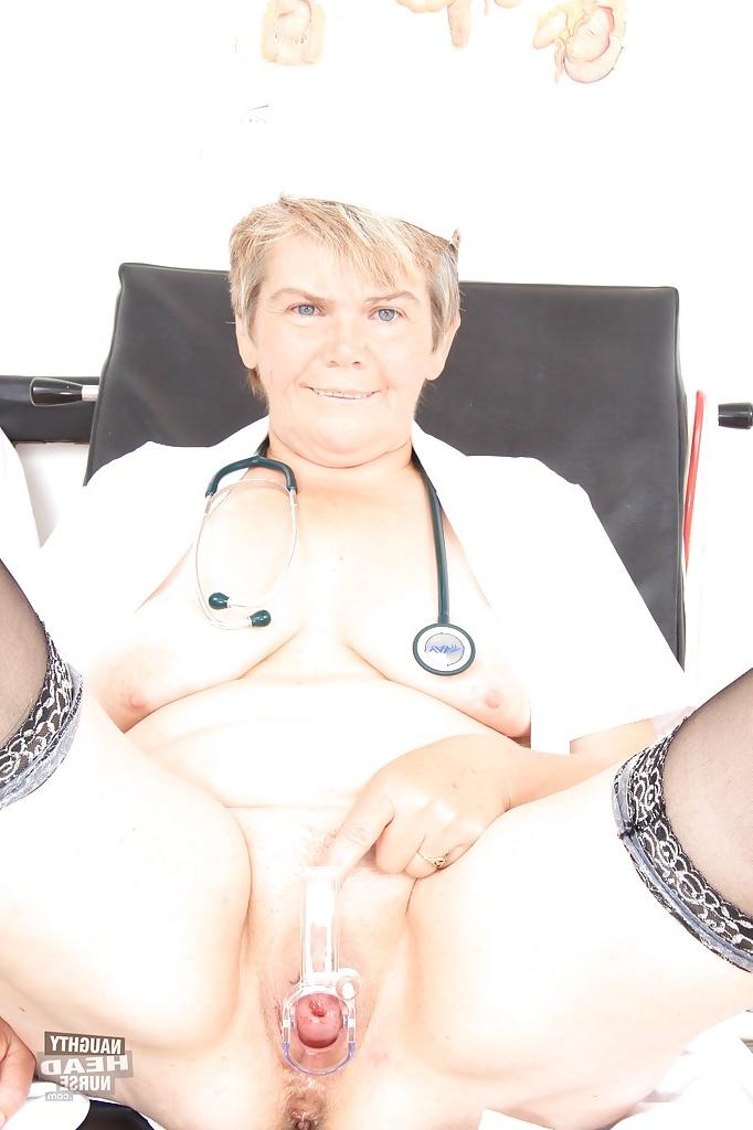16P Mature gyno is doing a really nasty stuff with her worn-out cunt