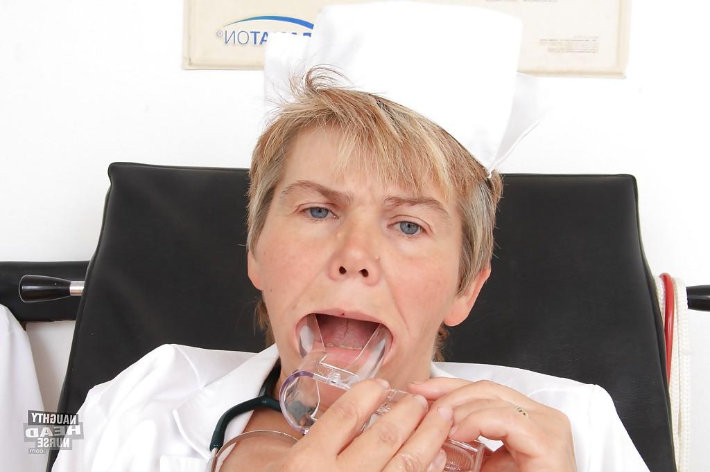 16P Mature gyno is doing a really nasty stuff with her worn-out cunt