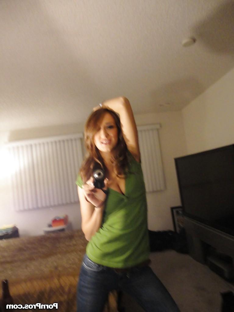 16P Naughty teen takes off her clothes to boast of big tits and sexy body shapes